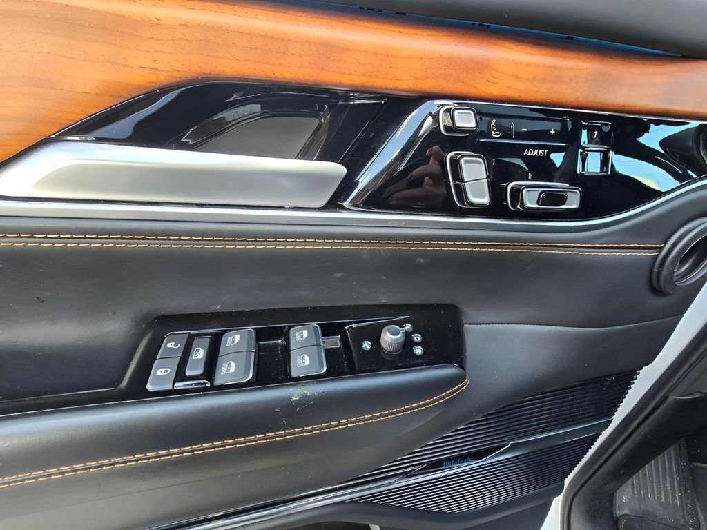 Used 2024 Jeep Grand Wagoneer L Series III AWD/4WD image 79