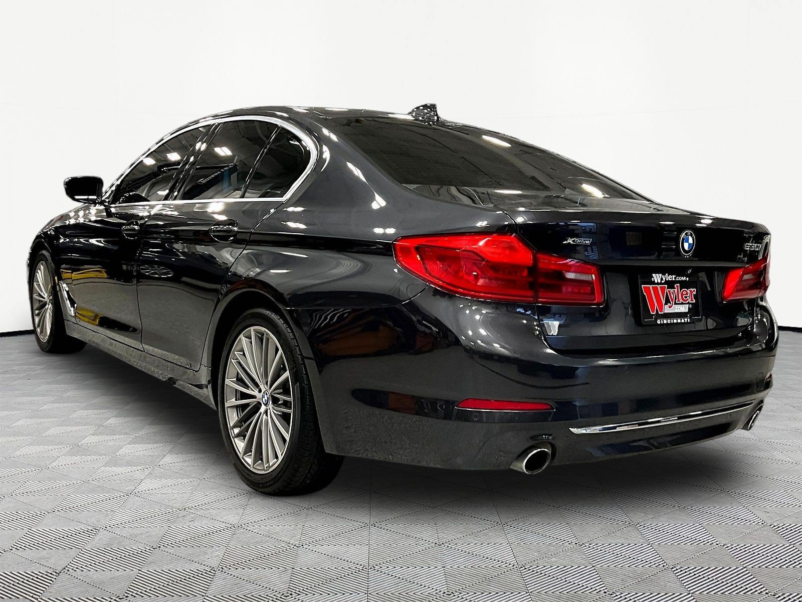 Used 2019 BMW 530i xDrive w/ Executive Package AWD/4WD image 4
