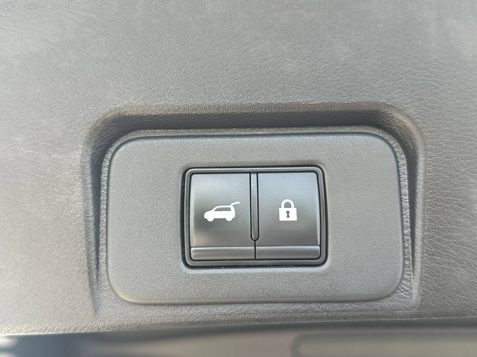 Used 2025 Nissan Rogue SV FWD image 23