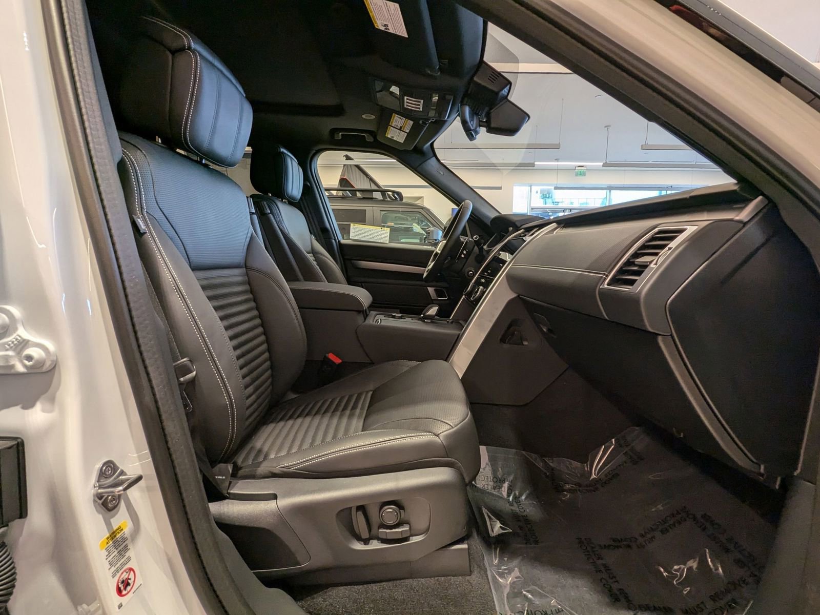 New 2025 Land Rover Discovery Dynamic SE image 12