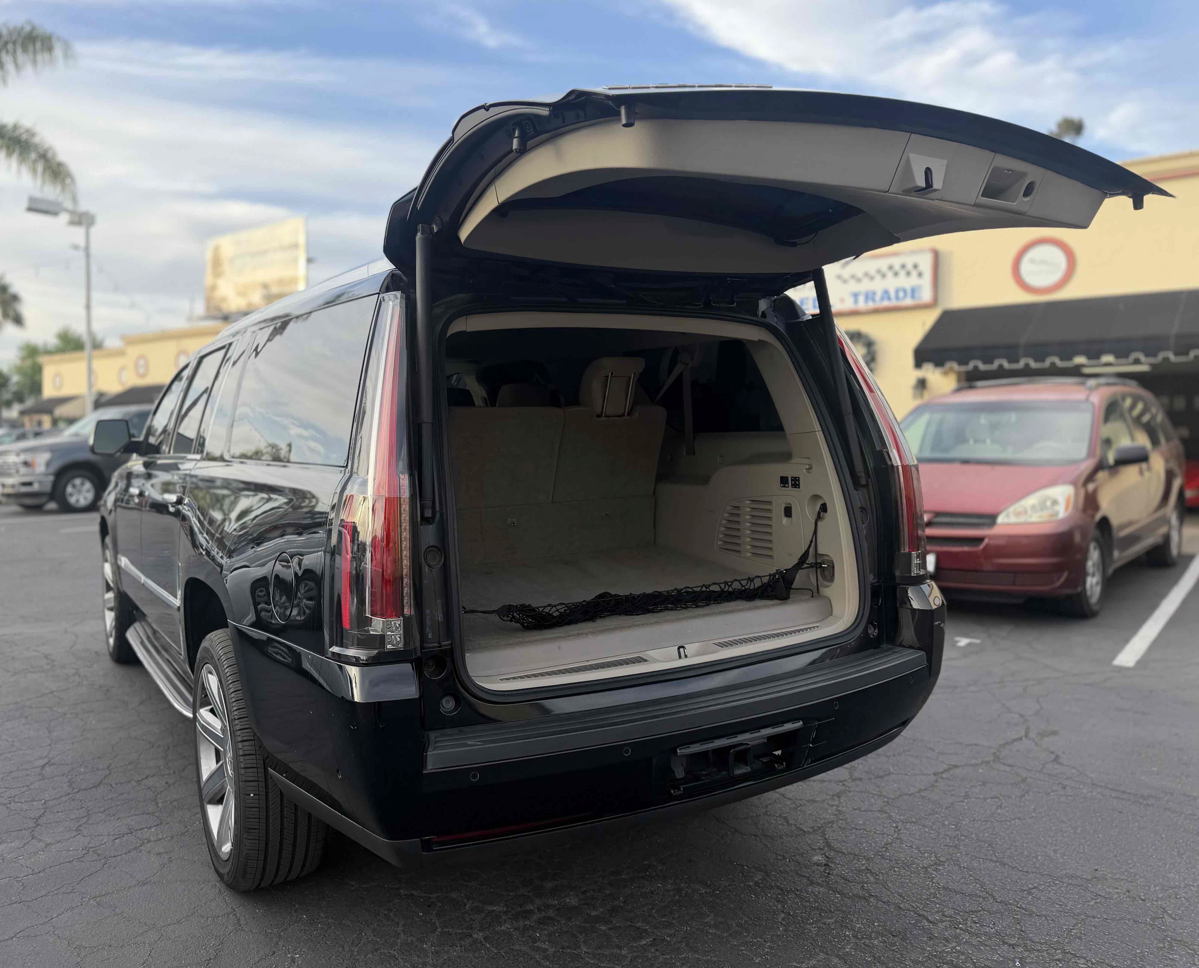 Used 2020 Cadillac Escalade ESV Luxury AWD/4WD image 10