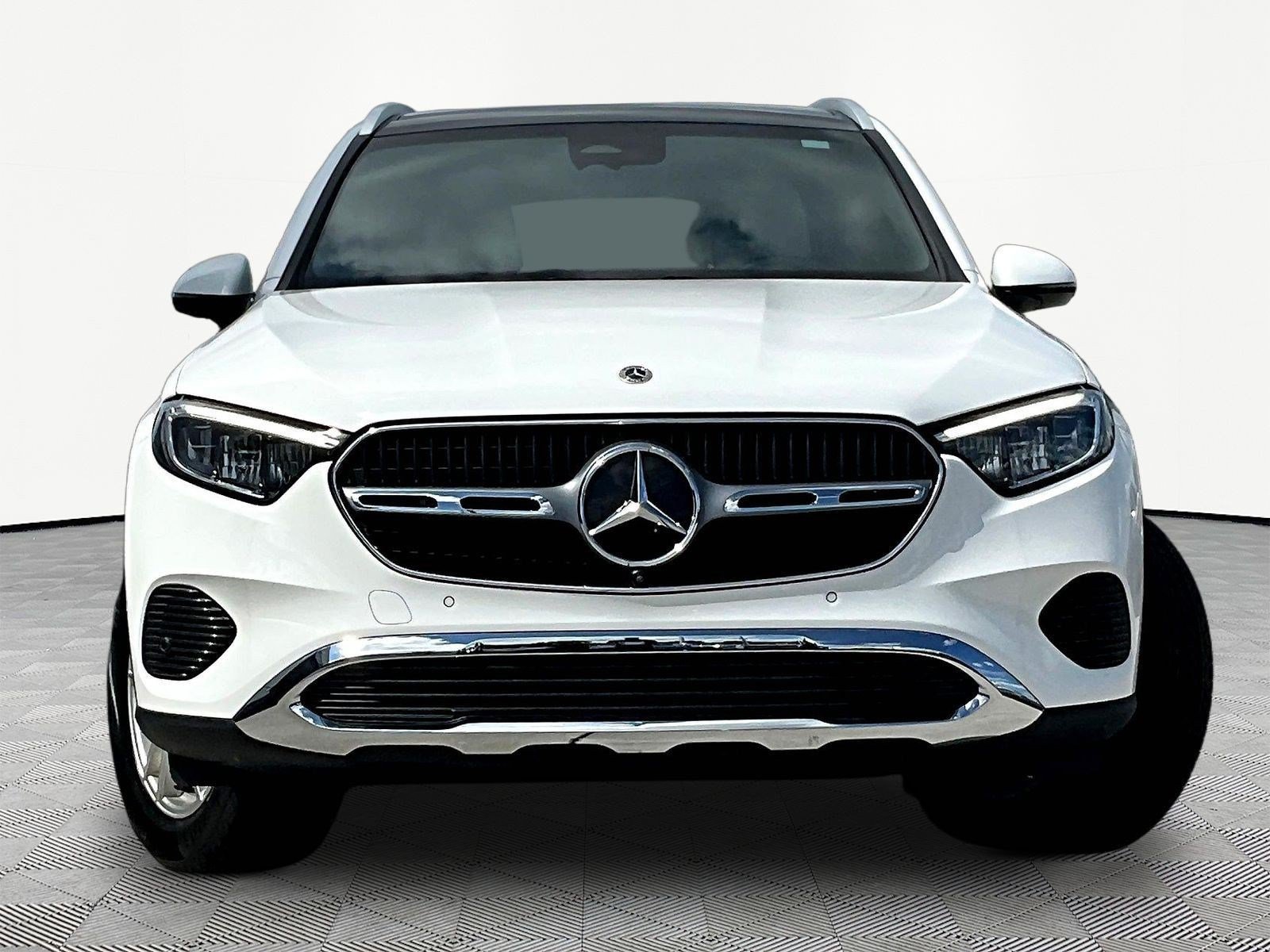 Used 2025 Mercedes-Benz GLC 300 4MATIC image 2