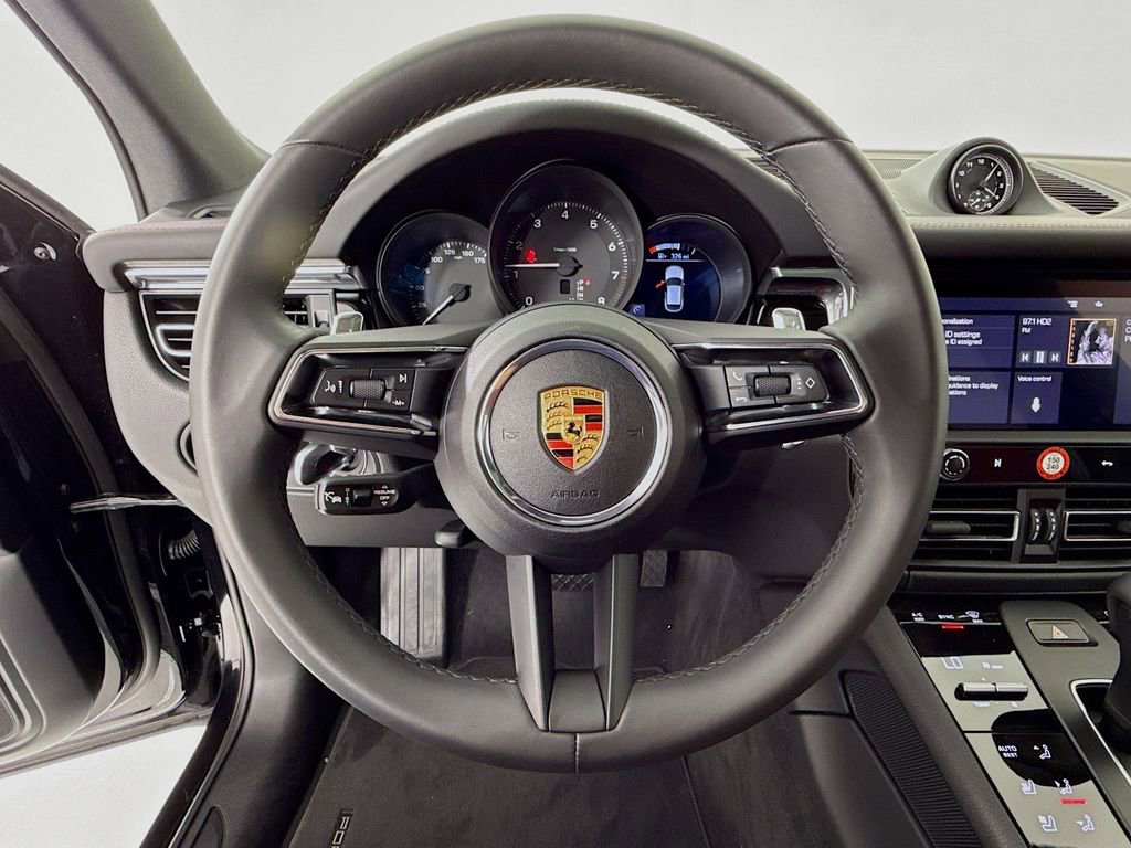 Certified 2025 Porsche Macan AWD/4WD image 15