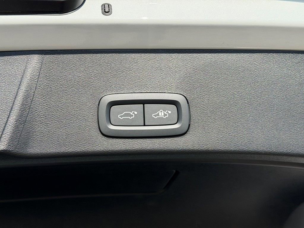 New 2026 Volvo XC40 B5 Ultra w/ Protection Package Premier image 16