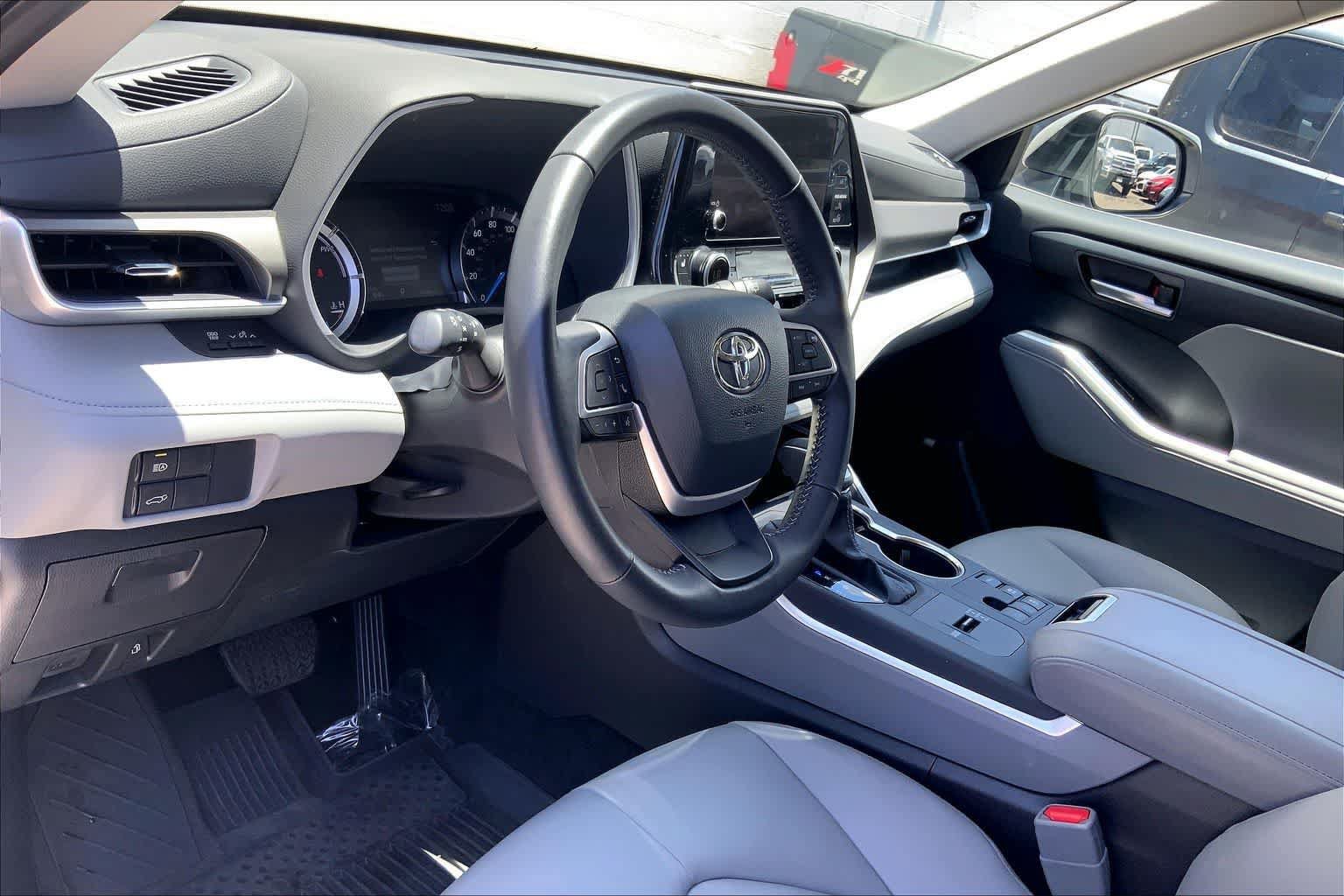 Used 2025 Toyota Highlander XLE AWD/4WD image 2