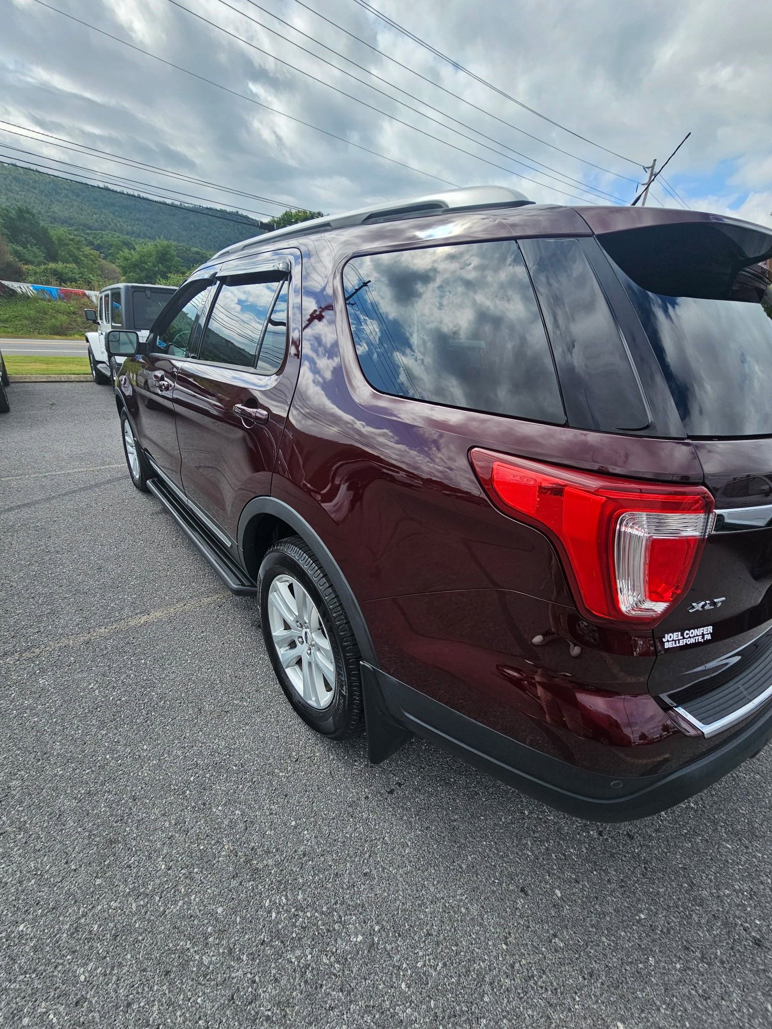 Used 2018 Ford Explorer XLT w/ Equipment Group 202A image 4