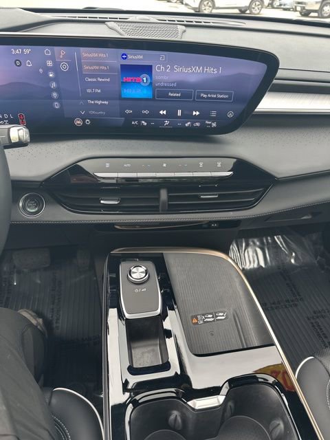 Used 2025 Buick Enclave Avenir AWD/4WD image 24