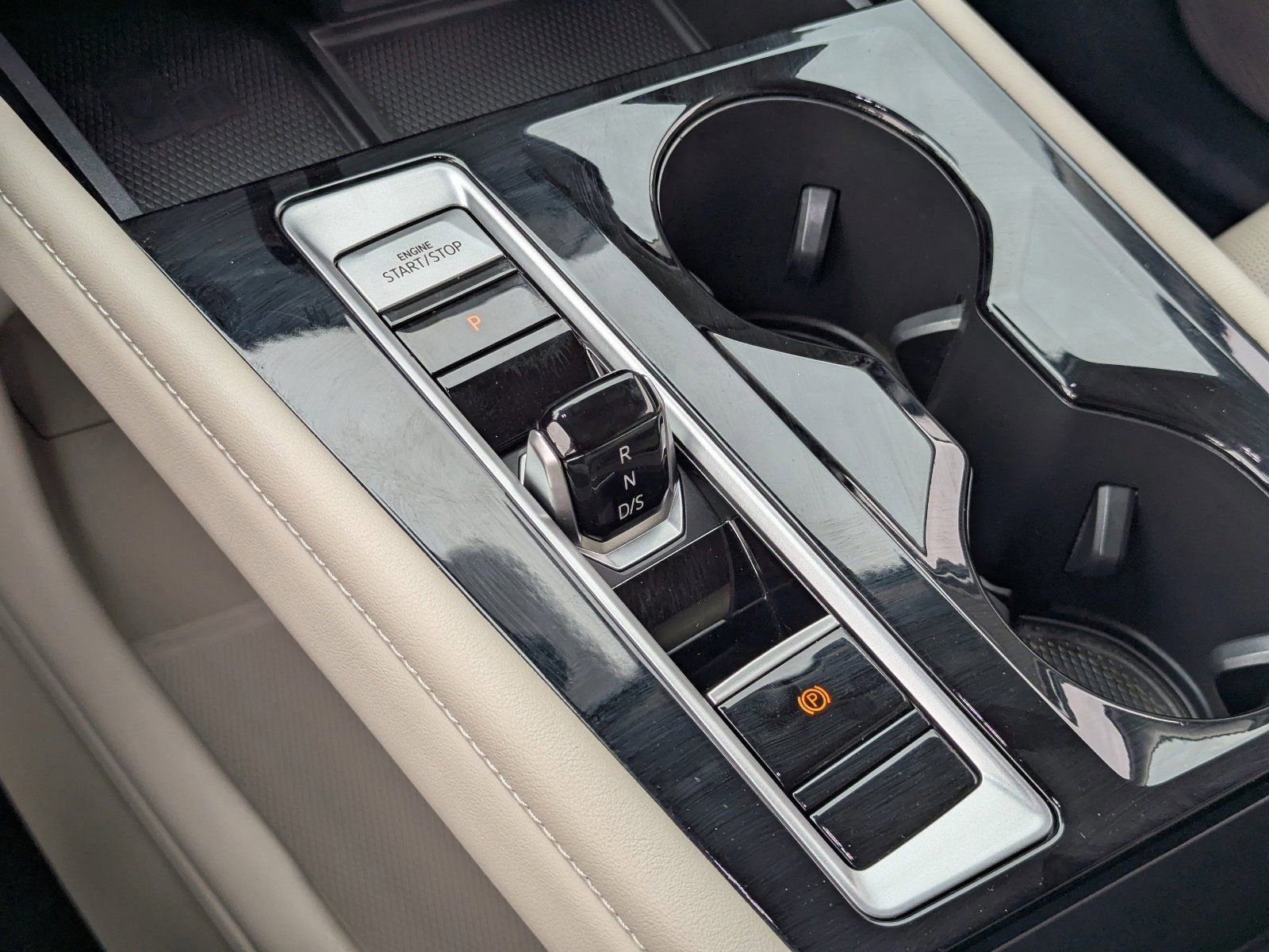 Used 2024 Volkswagen Atlas SEL Premium R-Line image 30