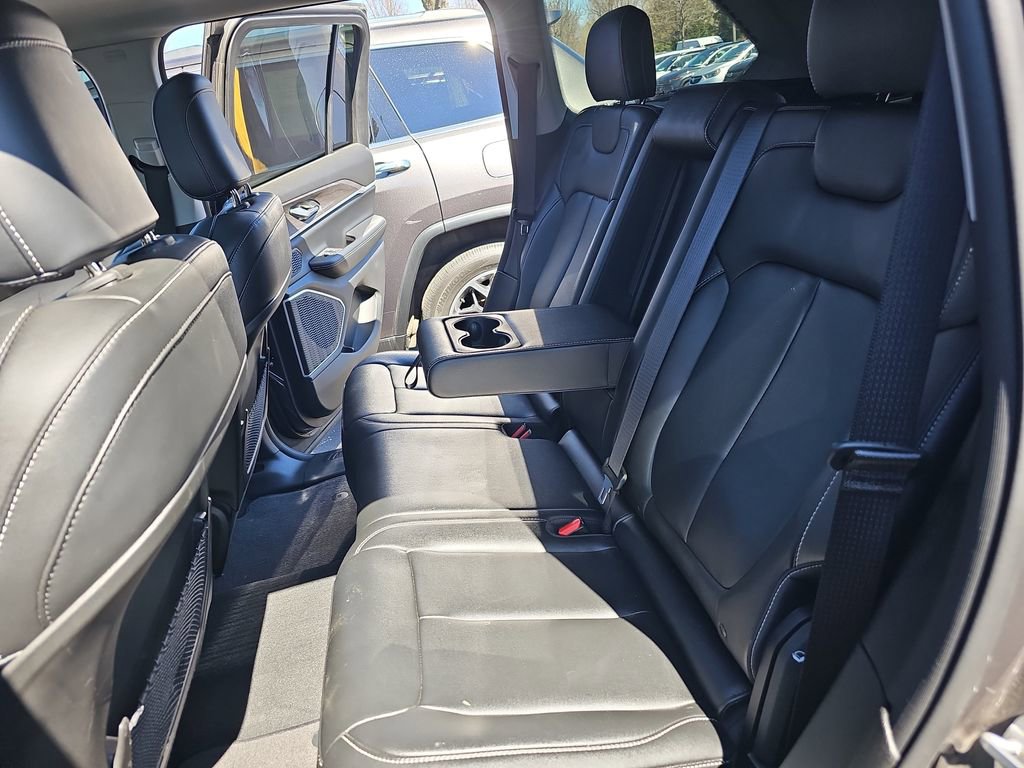 Used 2024 Jeep Grand Cherokee Limited w/ Black Appearance Package image 14