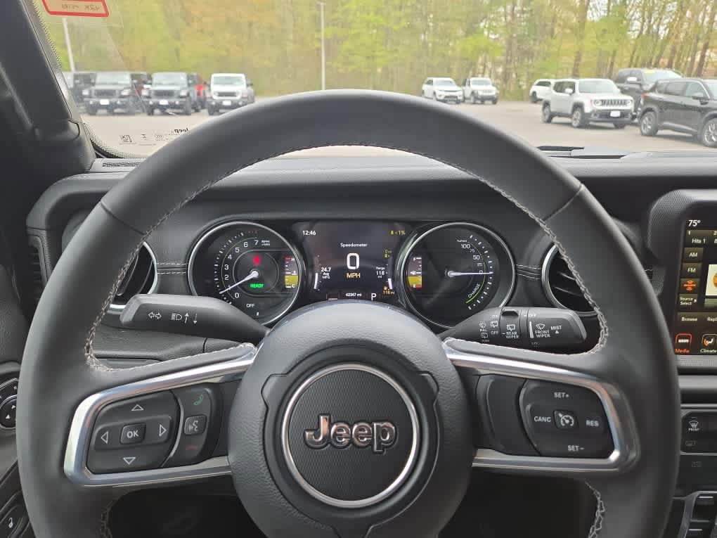 Used 2023 Jeep Wrangler Unlimited Sahara w/ Cold Weather Group AWD/4WD image 19