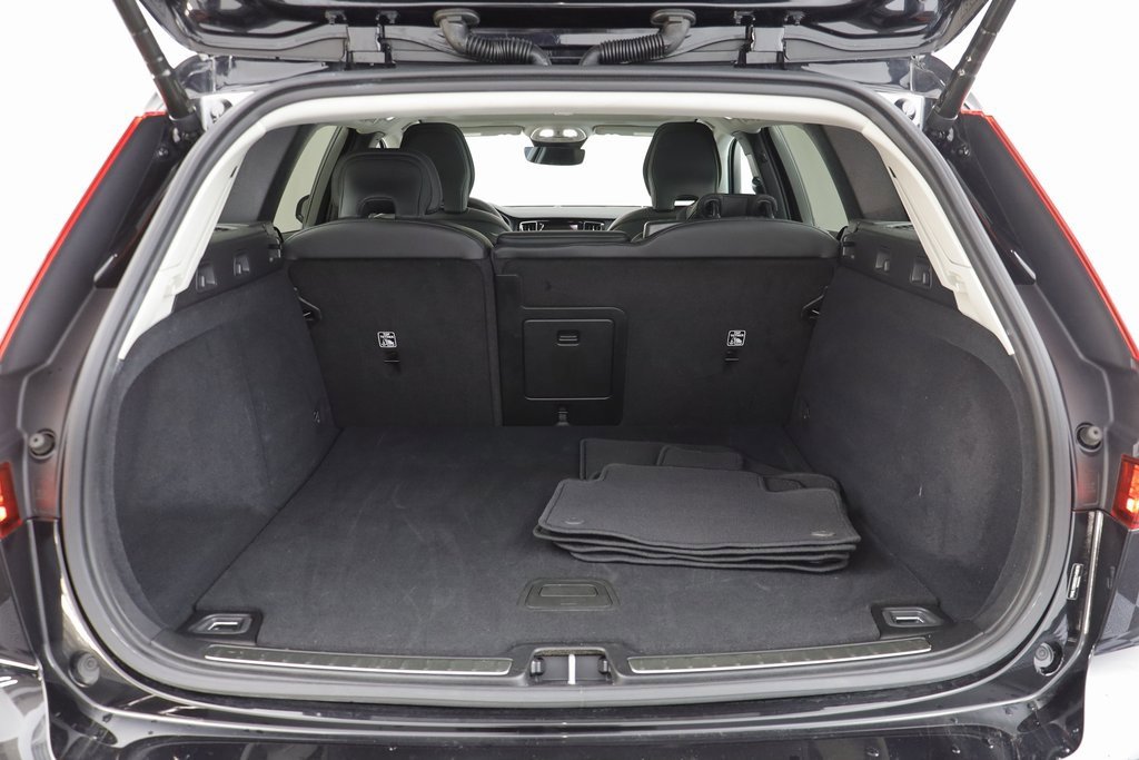 Used 2025 Volvo V60 B5 Cross Country Plus image 16