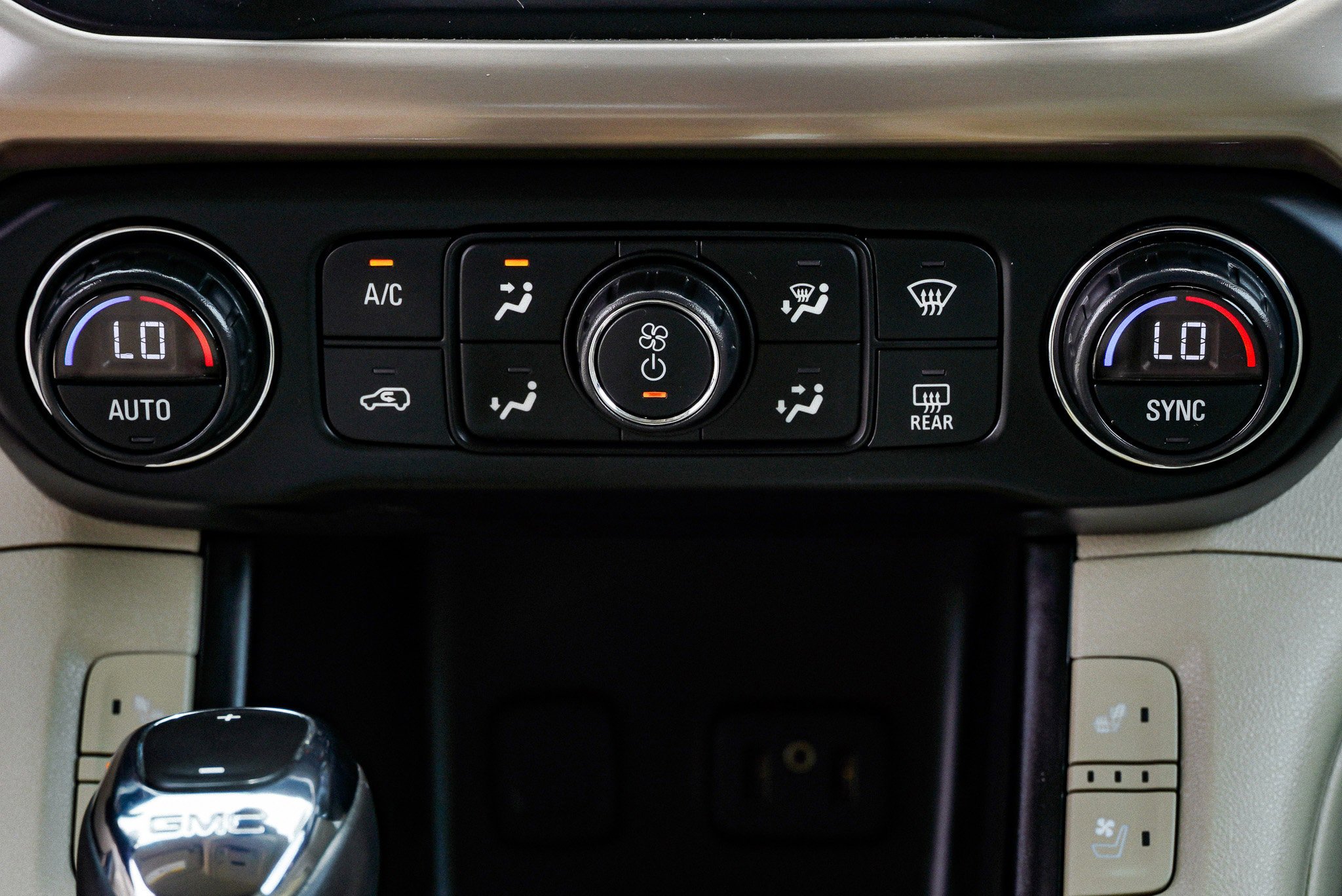 Used 2018 GMC Acadia Denali w/ Technology Package FWD image 40