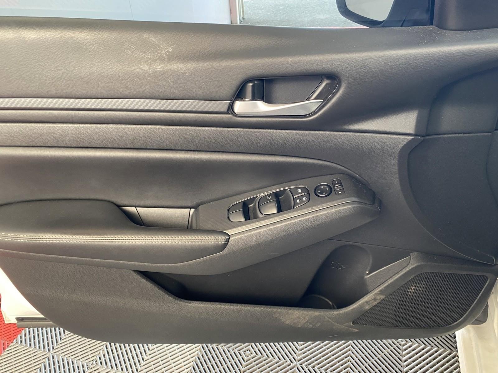 Used 2024 Nissan Altima 2.5 SV FWD image 16