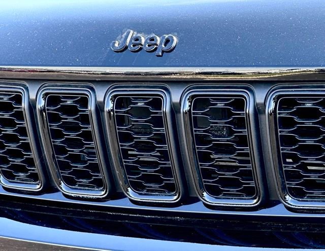 Used 2023 Jeep Grand Cherokee L Limited w/ Black Appearance Package image 3