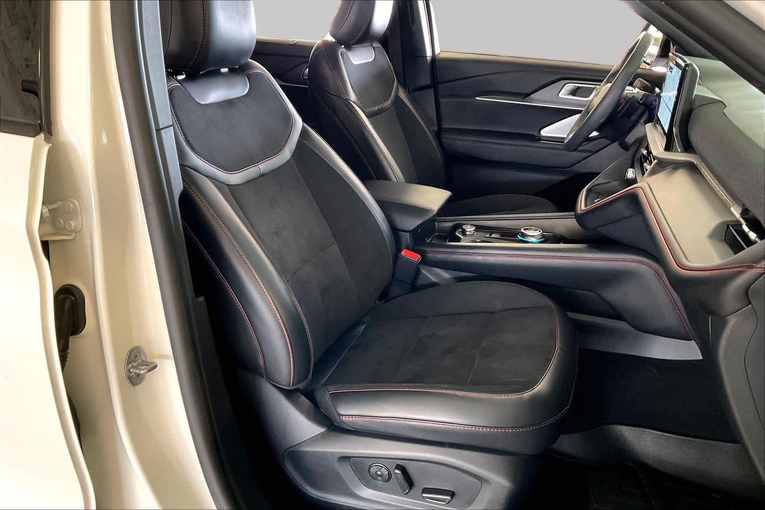 Used 2025 Ford Explorer ST AWD/4WD image 8