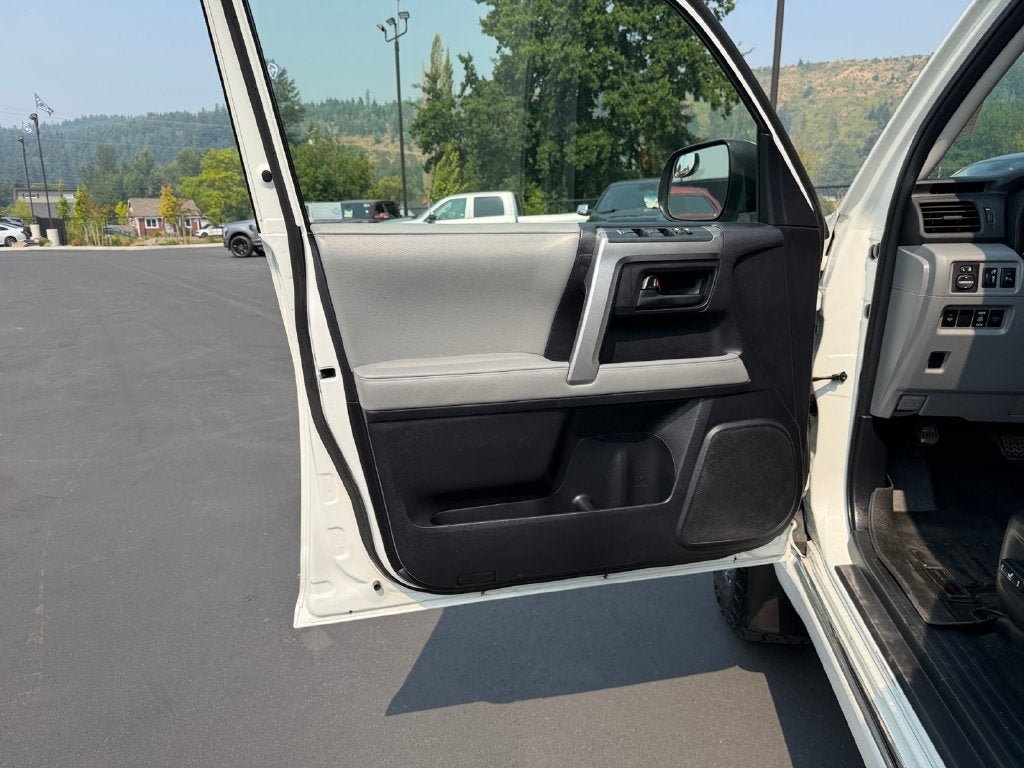 Used 2013 Toyota 4Runner SR5 w/ Convenience Pkg AWD/4WD image 21