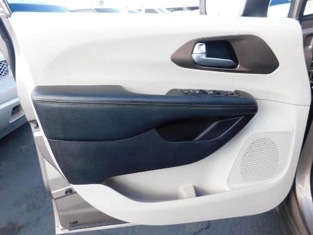 Used 2017 Chrysler Pacifica Touring image 10
