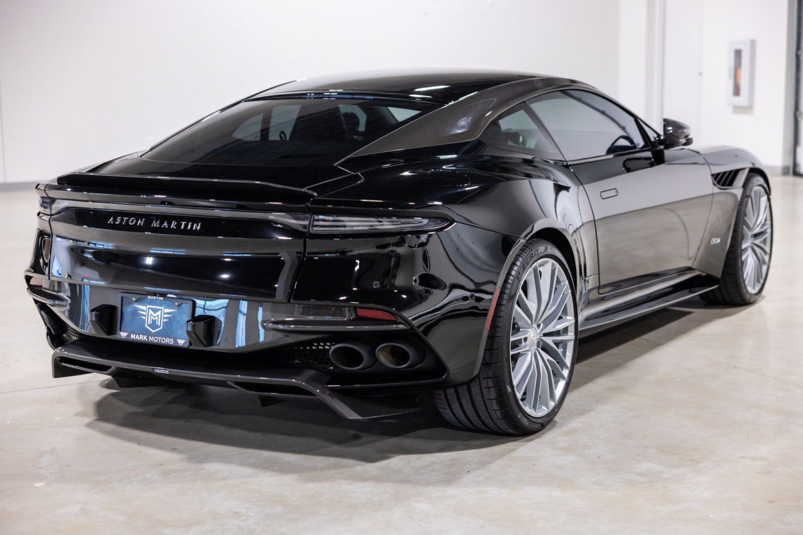Used 2022 Aston Martin DBS Superleggera RWD image 9