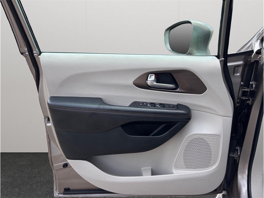 Used 2018 Chrysler Pacifica Touring-L FWD image 19