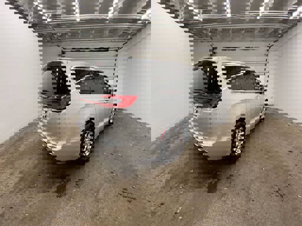 Used 2024 Chrysler Pacifica Touring-L image 6