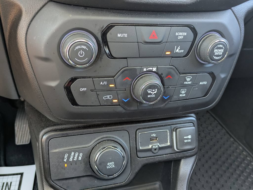 Used 2023 Jeep Renegade Altitude w/ Sun/Sound Group AWD/4WD image 14