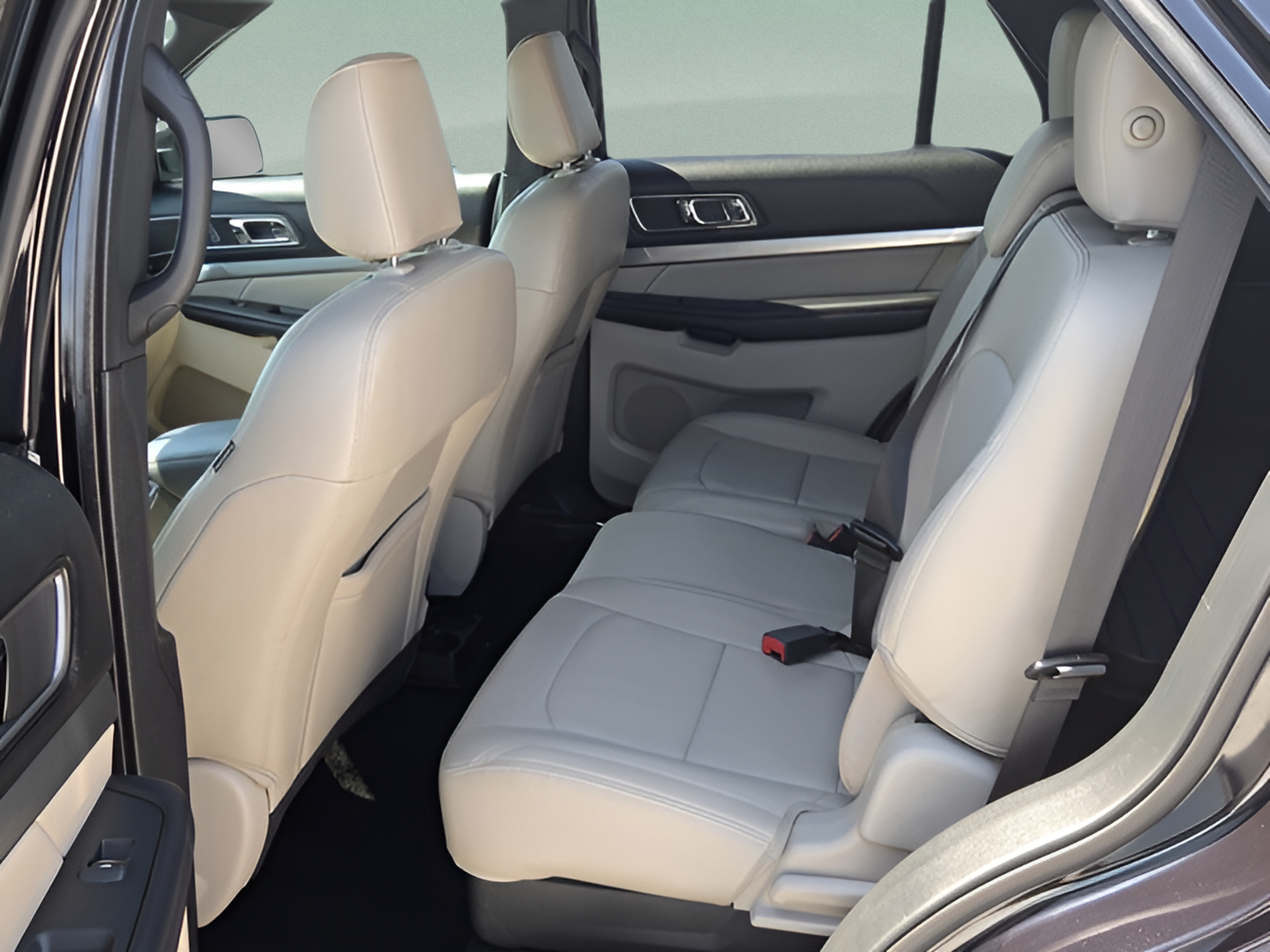 Used 2019 Ford Explorer XLT w/ Equipment Group 202A FWD image 11