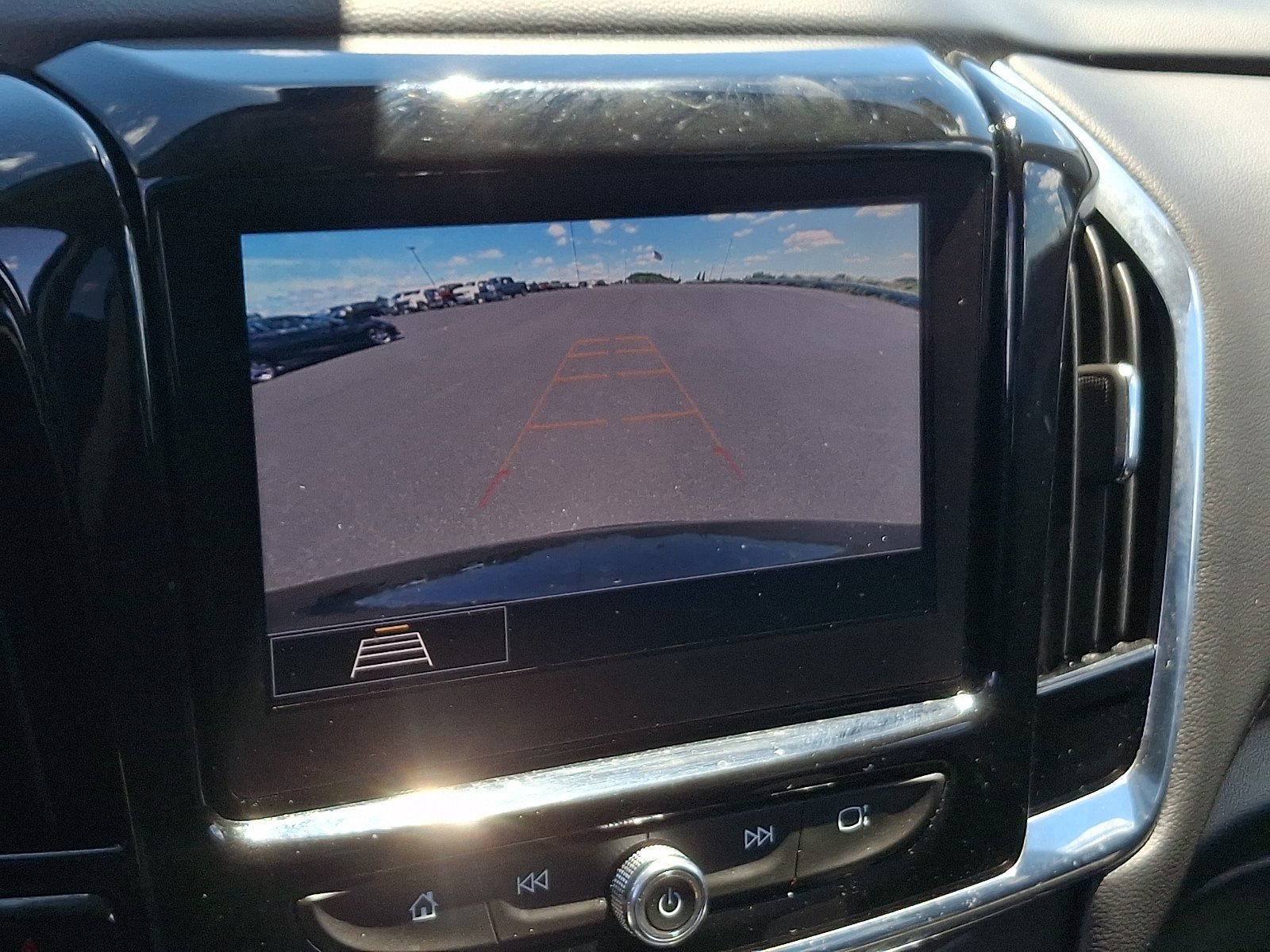Used 2020 Chevrolet Traverse LT FWD image 19