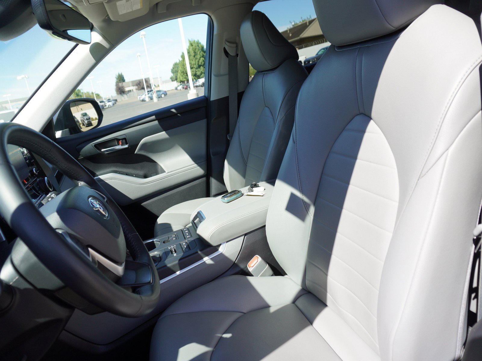Used 2022 Toyota Highlander XLE AWD/4WD image 24