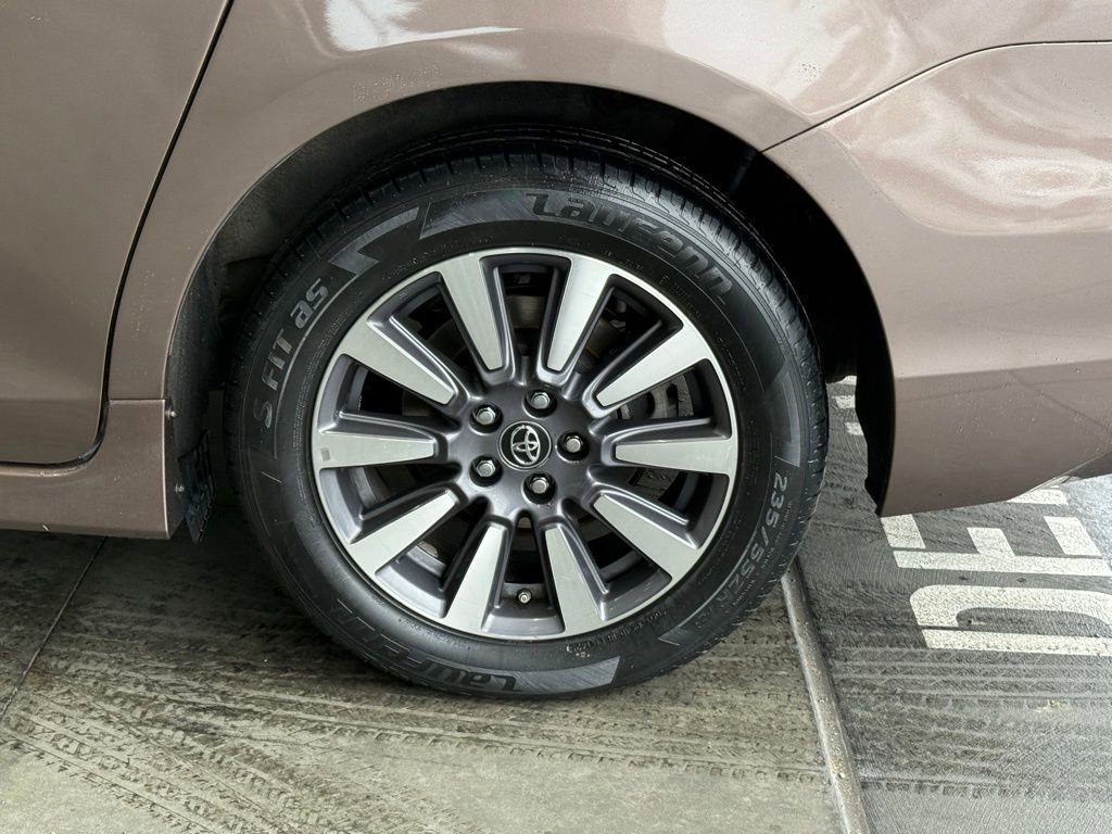 Used 2018 Toyota Sienna Limited Premium w/ Carpet Mat Package image 16