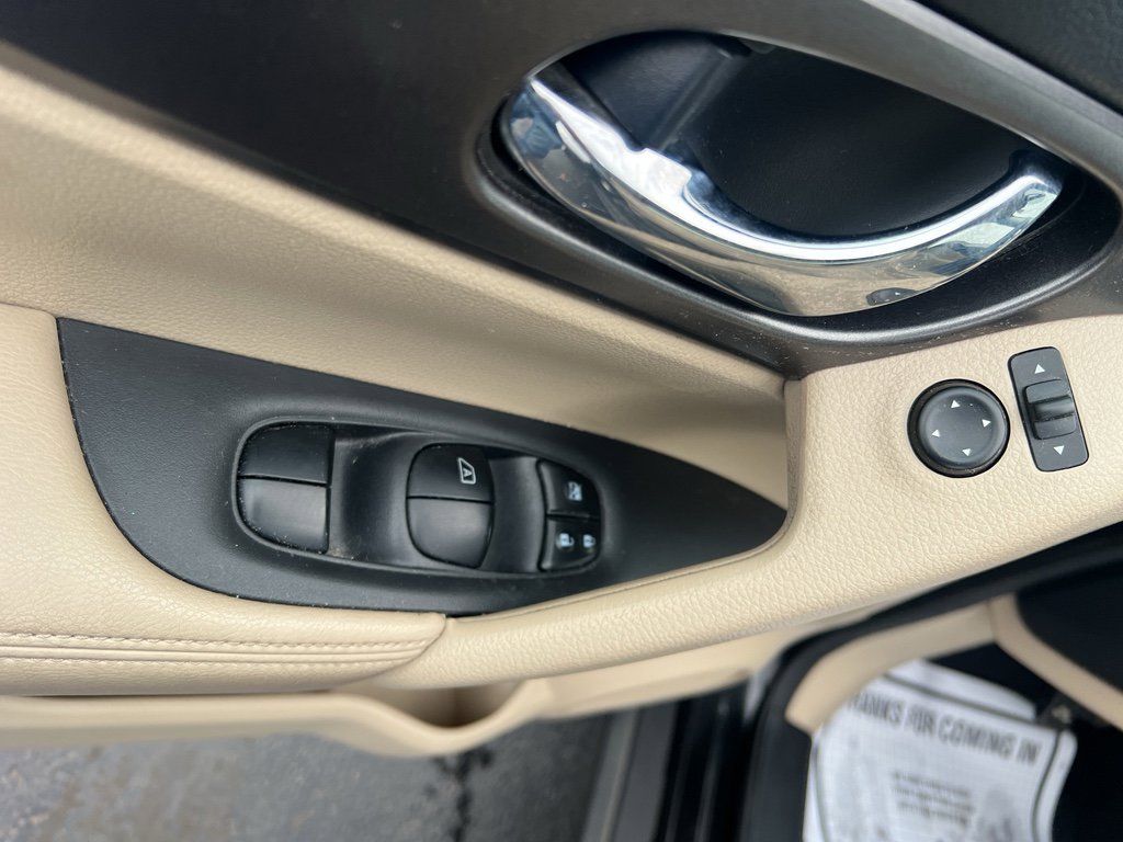 Used 2016 Nissan Rogue SV image 18