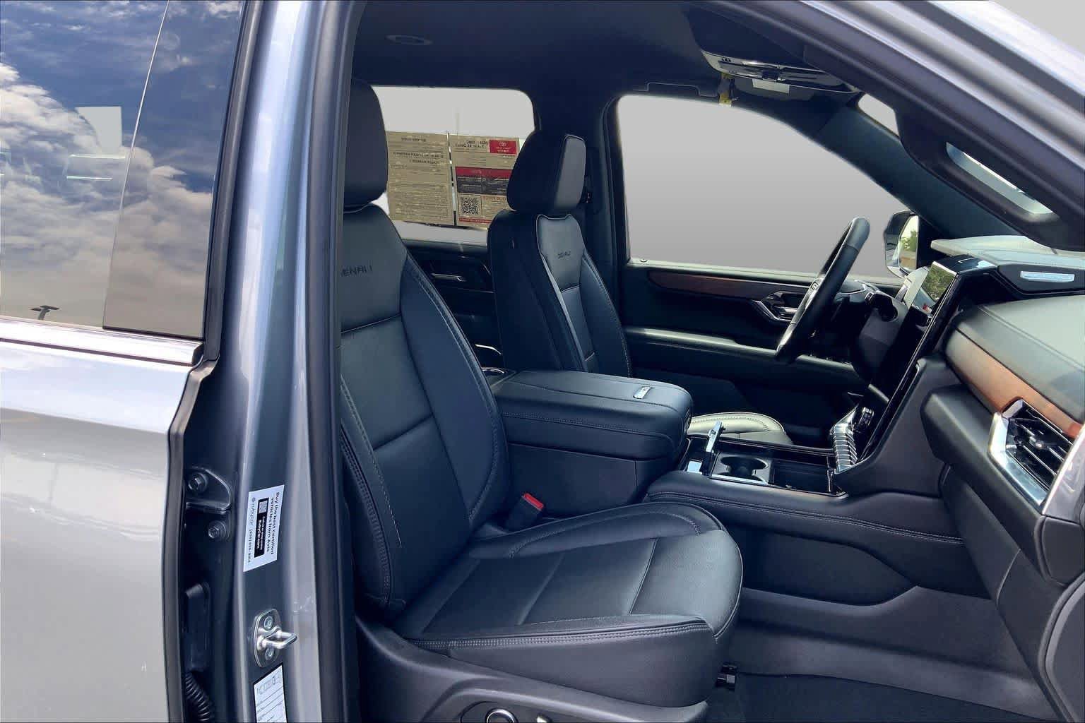 Used 2025 GMC Yukon XL Denali AWD/4WD image 9