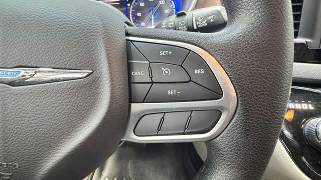 Used 2022 Chrysler Voyager LX image 17