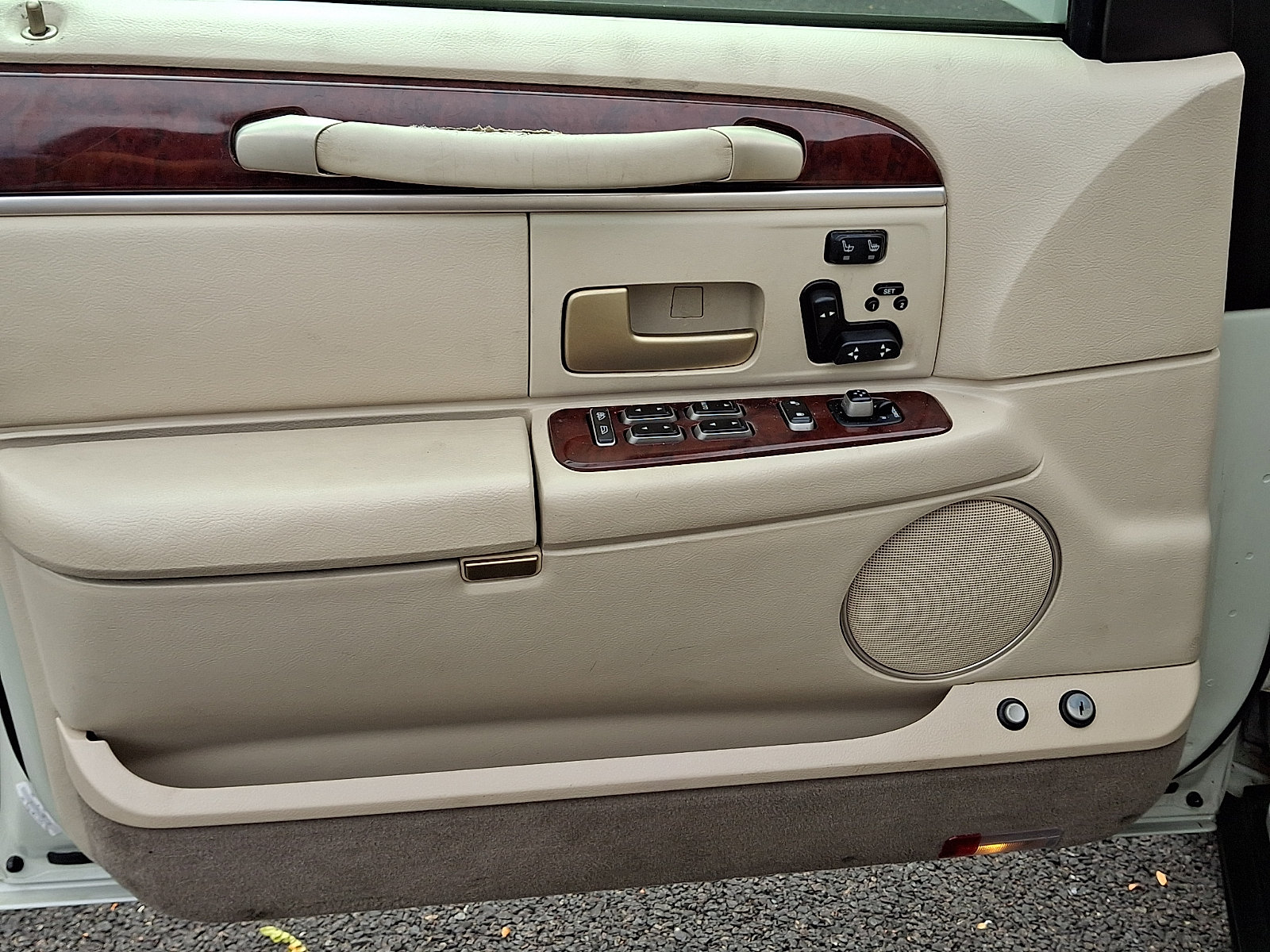 Used 2004 Lincoln Town Car Ultimate RWD image 12