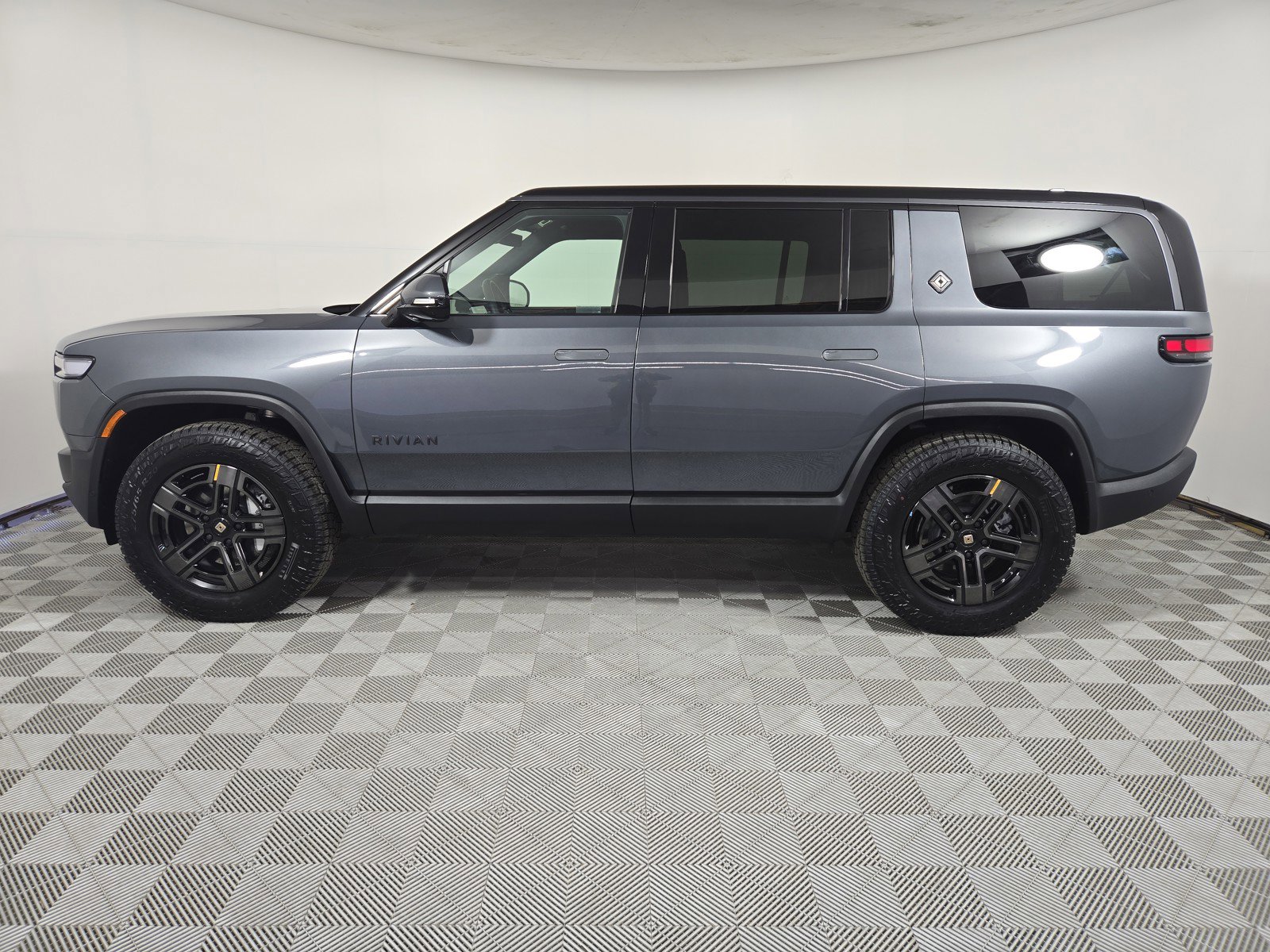 Used 2025 Rivian R1S Adventure image 2