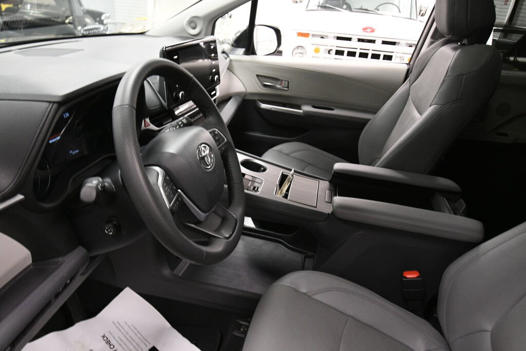 Used 2024 Toyota Sienna Limited image 22