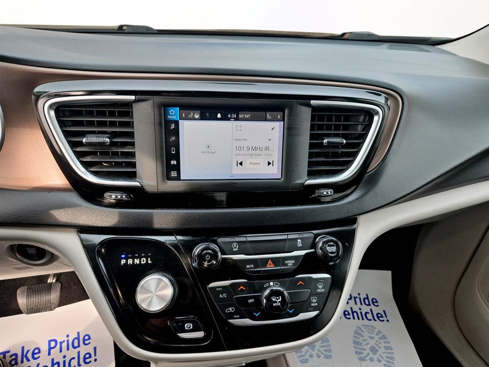 Used 2023 Chrysler Voyager LX image 25