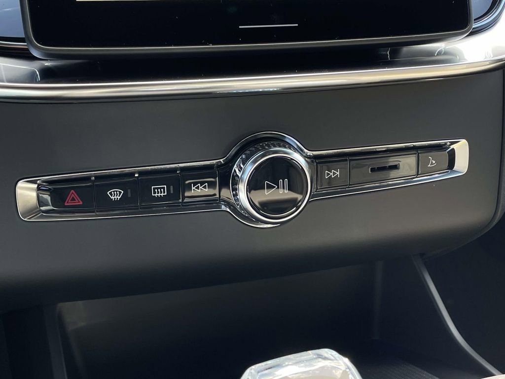 New 2026 Volvo XC90 B5 Plus w/ Protection Package Premier AWD/4WD image 19