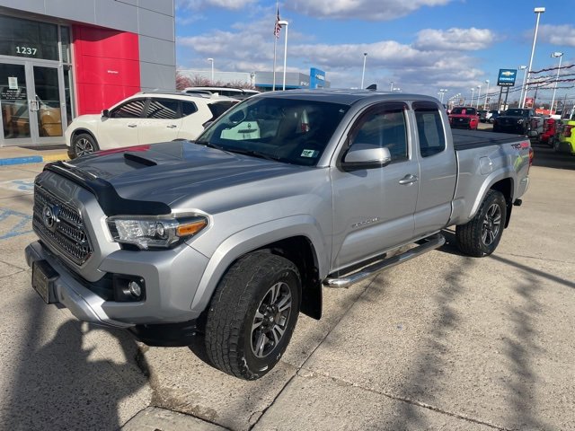 Used 2016 Toyota Tacoma TRD Sport image 2