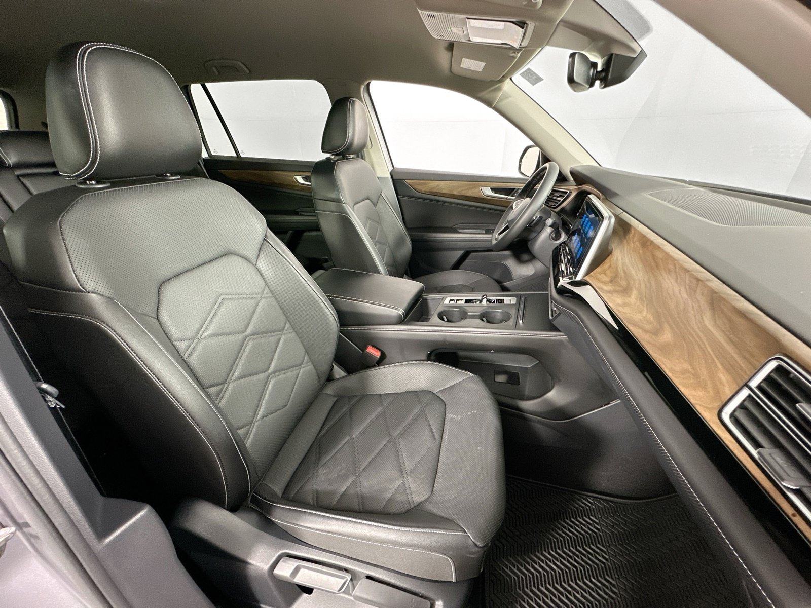 Used 2024 Volkswagen Atlas SE FWD image 28