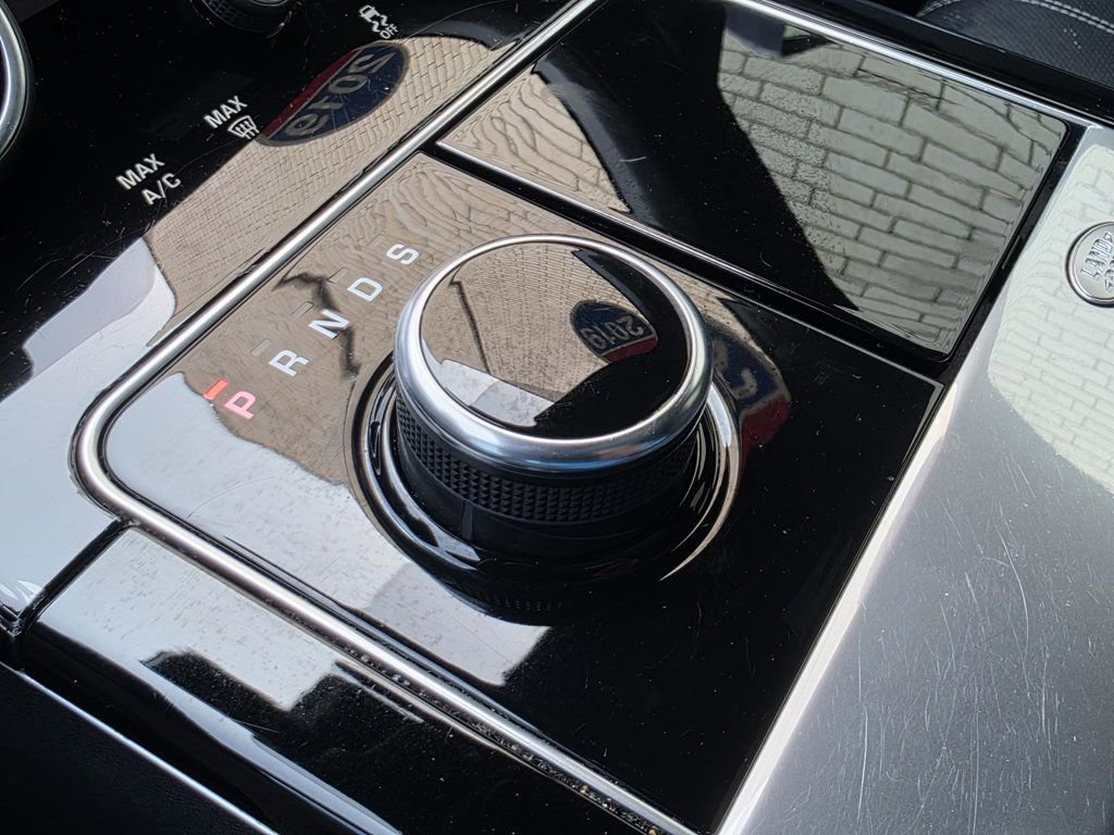 Used 2019 Land Rover Range Rover Velar R-Dynamic SE AWD/4WD image 24