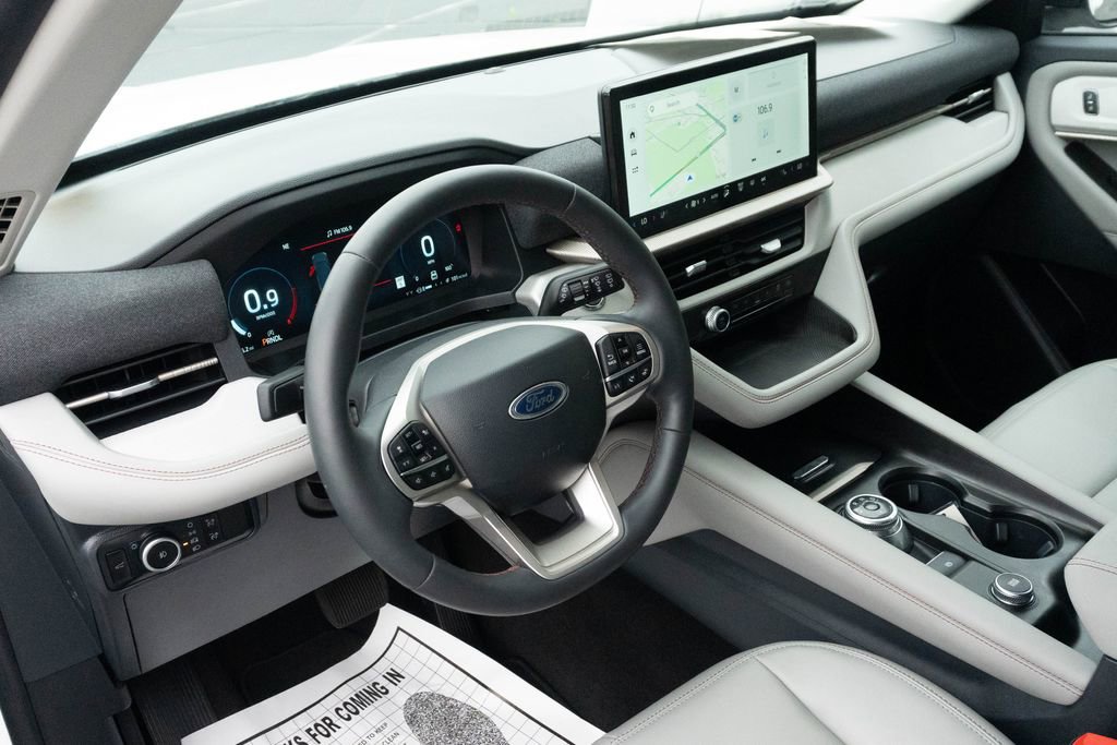 Used 2025 Ford Explorer Active w/ Active Comfort Package RWD image 3