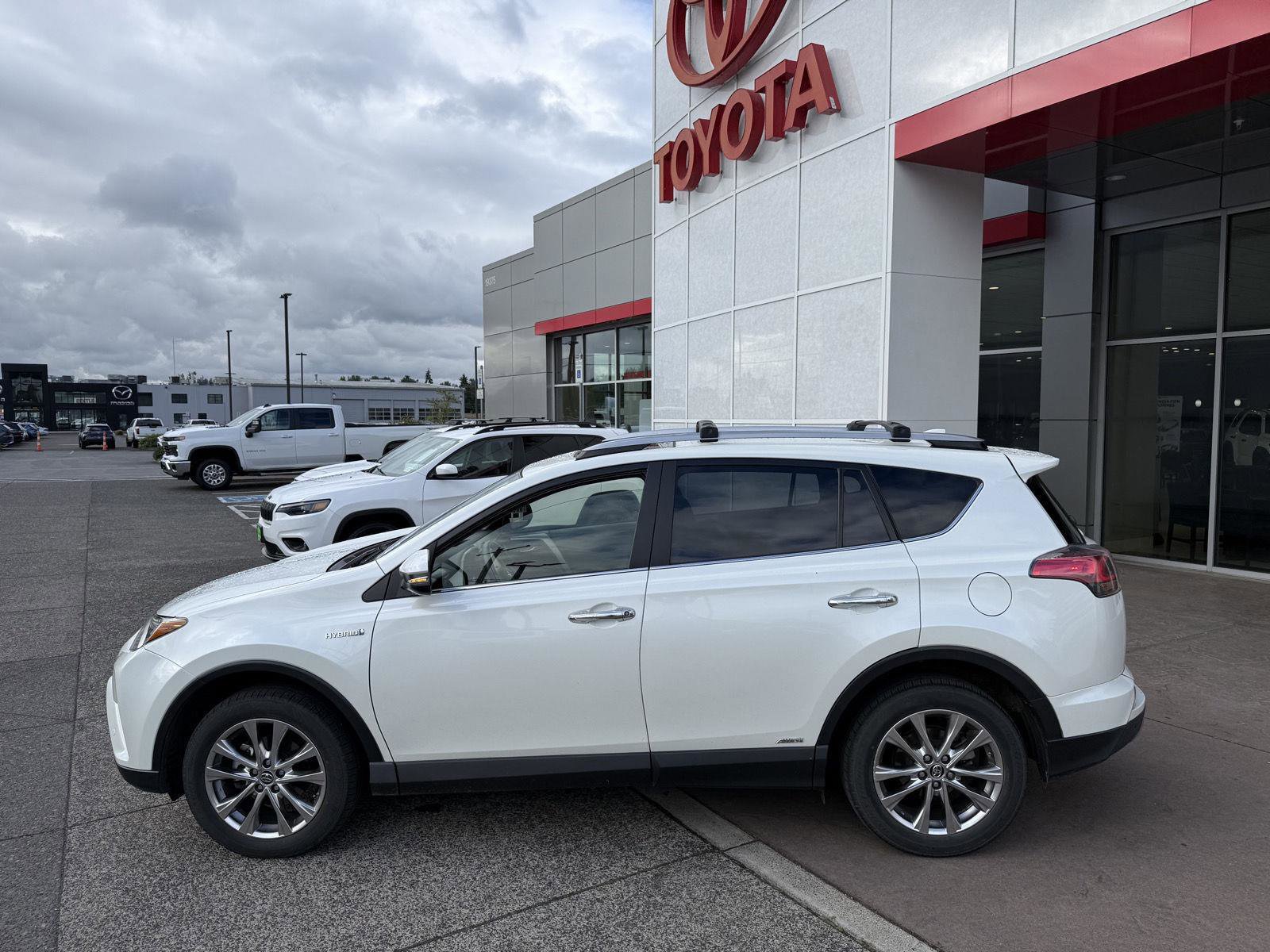 Used 2017 Toyota RAV4 Limited w/ Advanced Technology Package AWD/4WD image 4