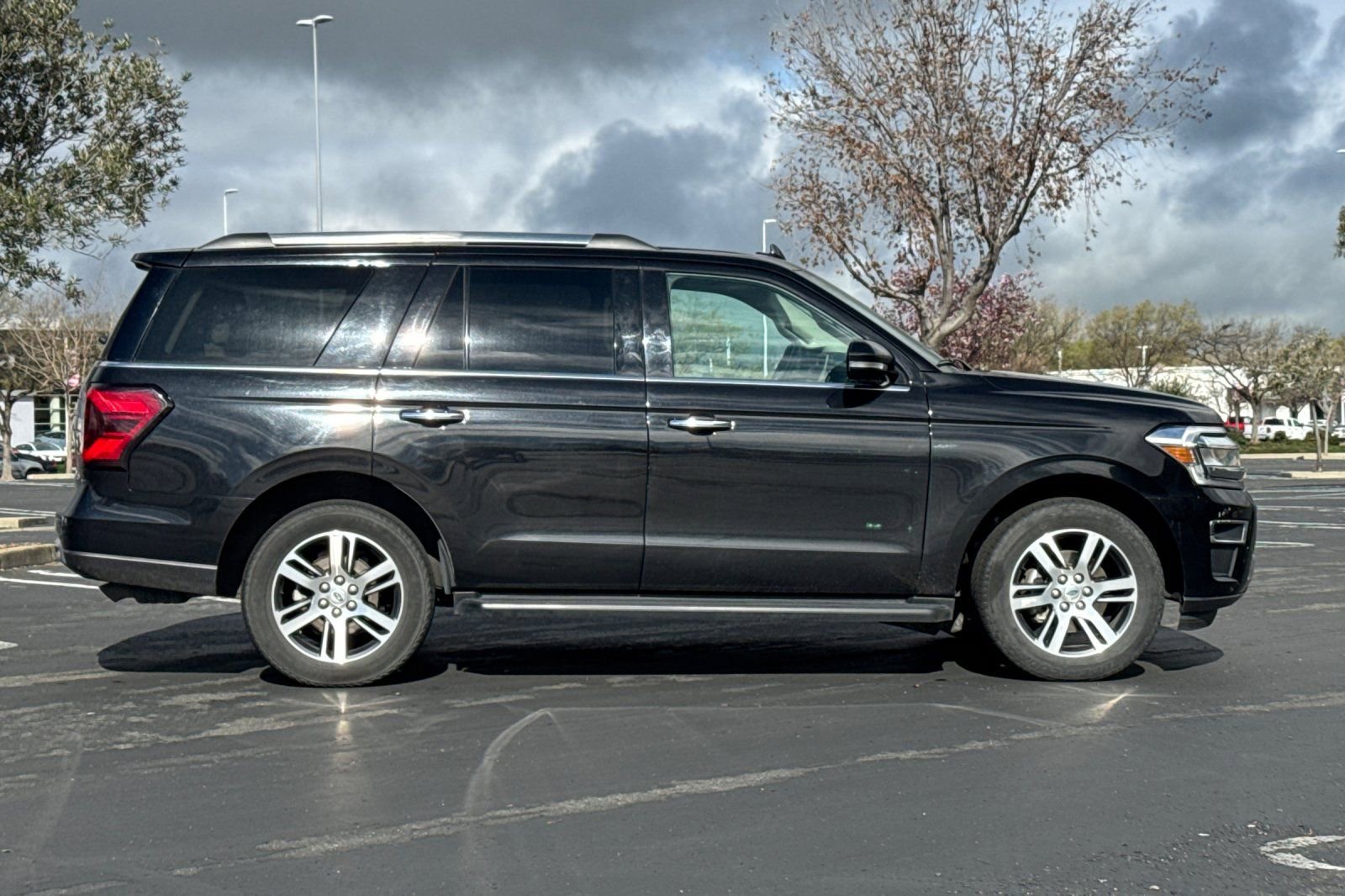 Used 2024 Ford Expedition Limited image 3
