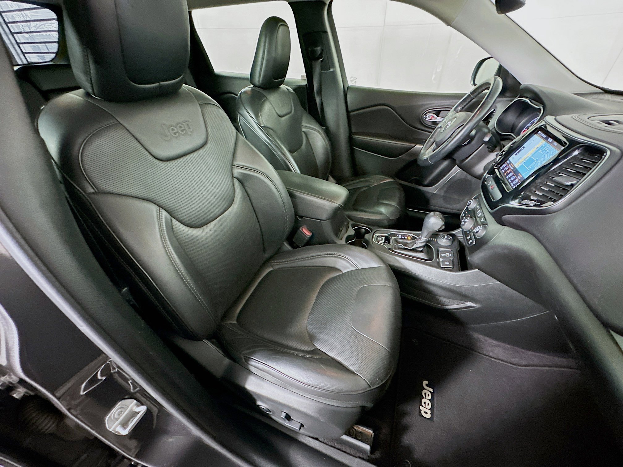 Used 2019 Jeep Cherokee Limited image 31