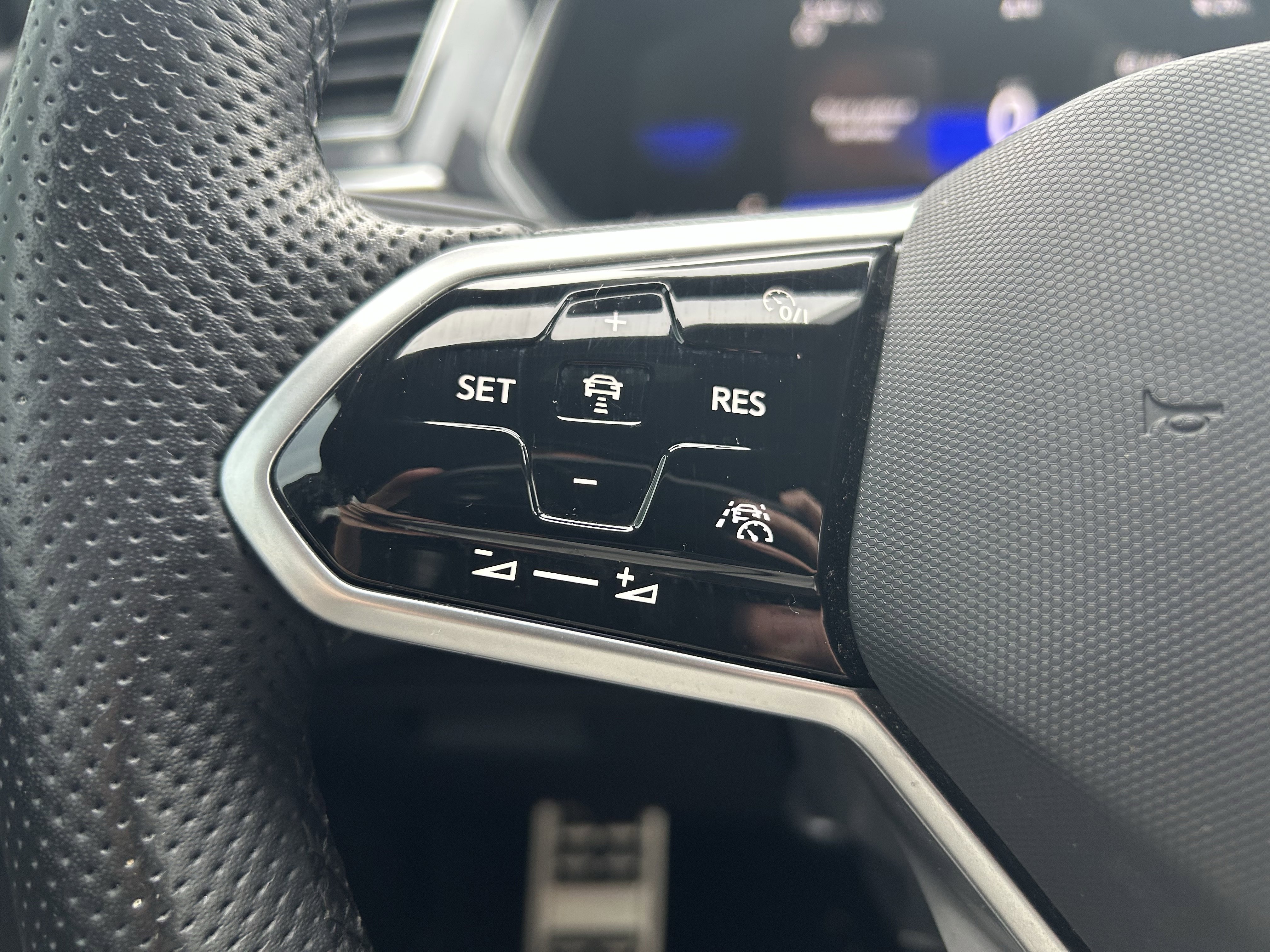 Certified 2023 Volkswagen Tiguan SE R-Line image 13