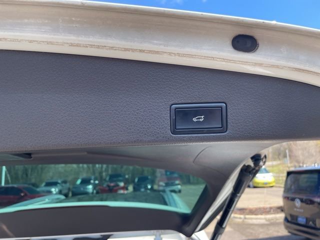 Used 2013 Volkswagen Touareg Executive image 13