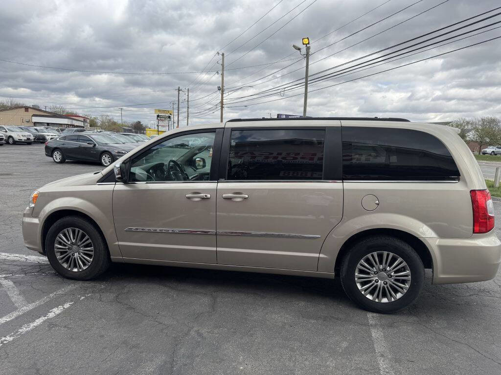 Used 2014 Chrysler Town & Country Touring-L FWD image 3
