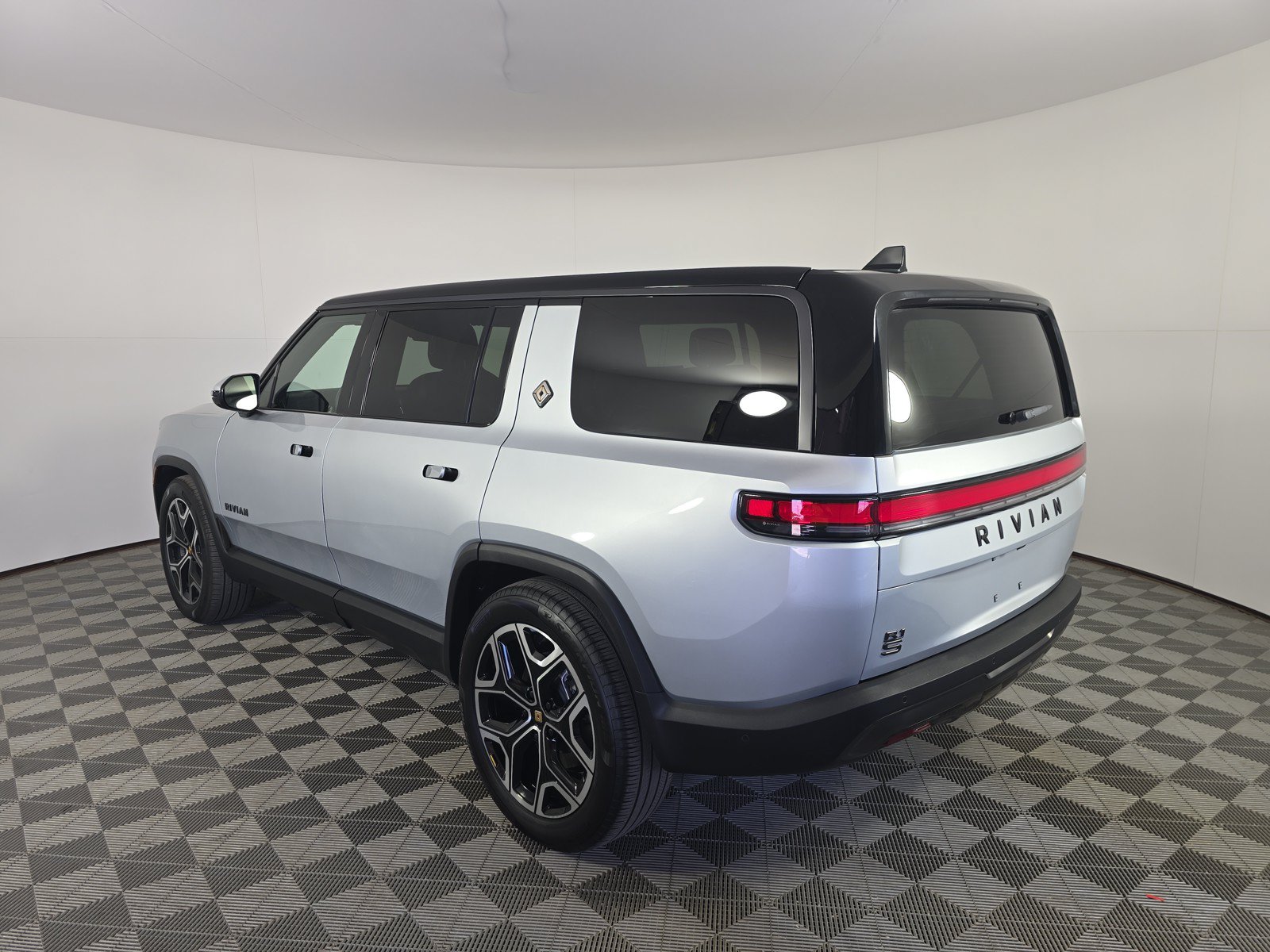 Used 2025 Rivian R1S Adventure AWD/4WD image 3