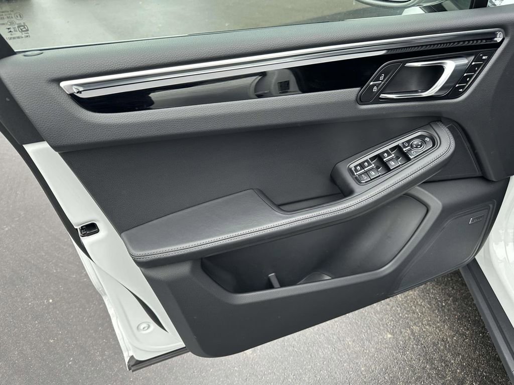 Certified 2025 Porsche Macan Turbo image 17