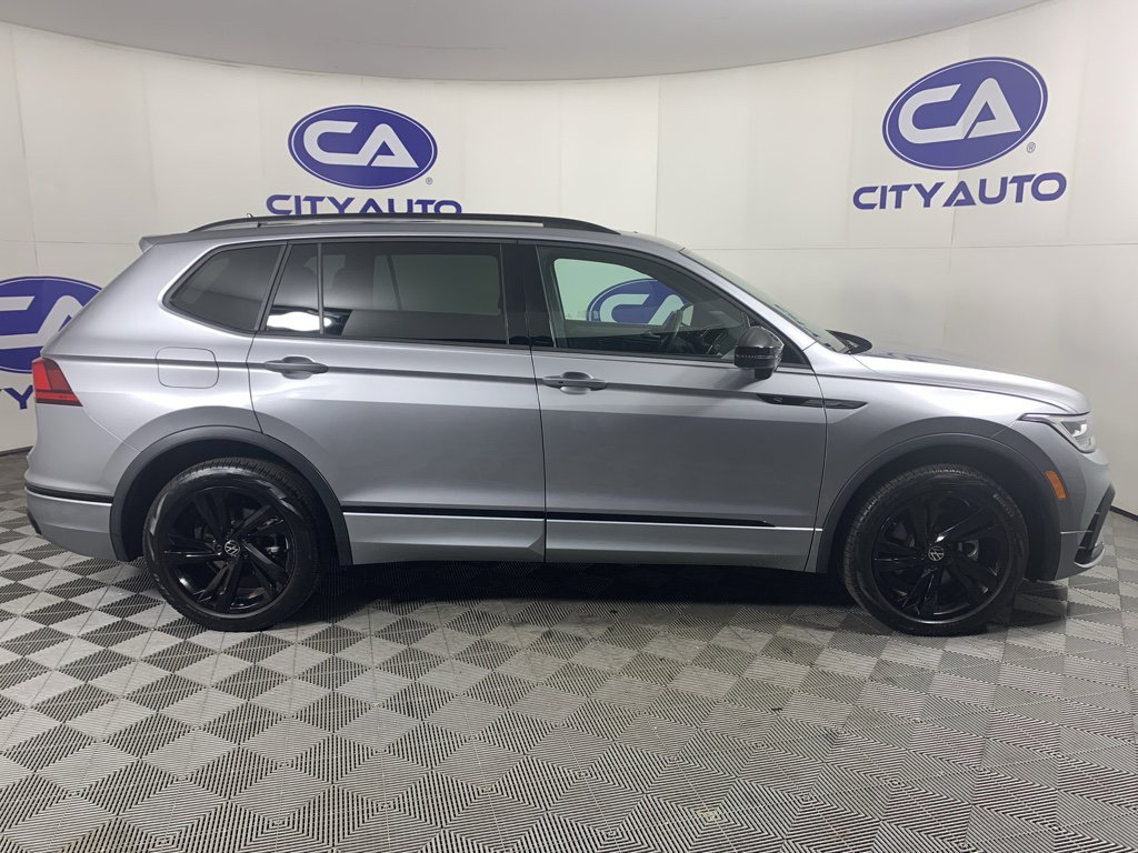 Used 2024 Volkswagen Tiguan SE R-Line image 2